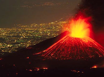İtalya'daki Etna Yanardağı yeniden faaliyette