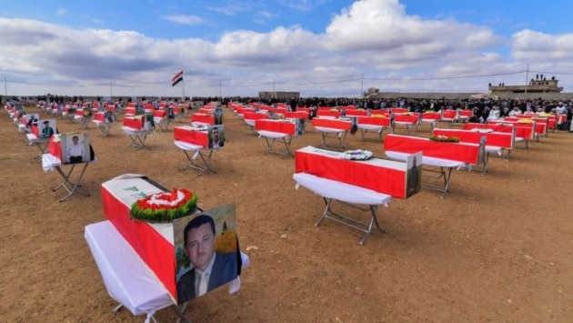 Irak'ta Ezidi toplumu IŞİD katliamlarında öldürülen 104 kurbanı toprağa verdi