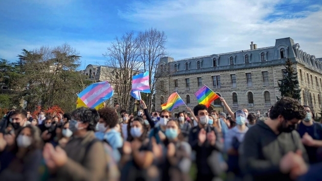 Nefret söylemleri meyvelerini verdi: Mahalleli LGBT bayraklı evleri şikayet ediyor