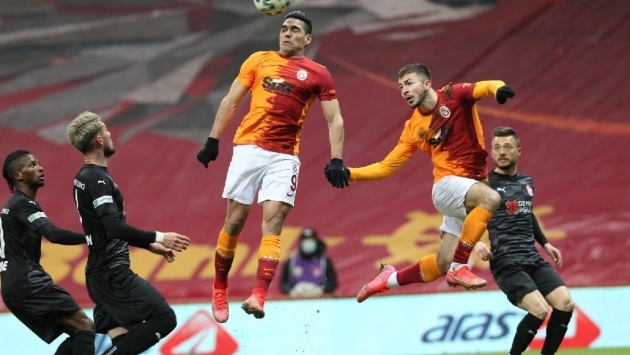 Galatasaray-Sivasspor maçında dört gol bir kırmızı kart