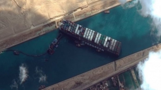 Süveyş Kanalı'nı tıkayan gemi günler sonra kurtarıldı
