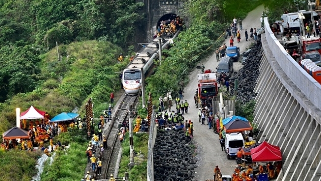Tayvan’da facia: Kamyon treni raydan çıkardı, 48 kişi öldü