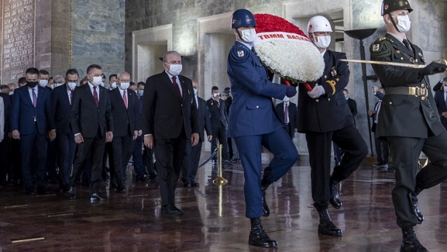 Bahçeli Erdoğan’a eşlik etti, Anıtkabir’deki törene katılmadı