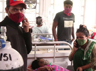 Hindistan'da hastanelerde yer yok, hastalar evde yaşam mücadelesi veriyor