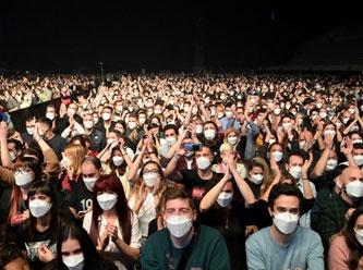 5 bin kişiyle sosyal mesafesiz, maskeli konser deneyinden şaşırtan sonuç