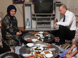 Erdoğan iftarda 'misafir' olmuyor, vatandaşı dekor olarak kullanıyor