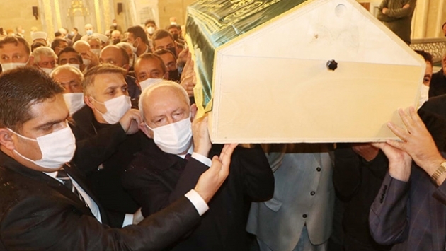 Kılıçdaroğlu'nun katıldığı cenaze töreninde kısıtlamaya aykırı görüntü