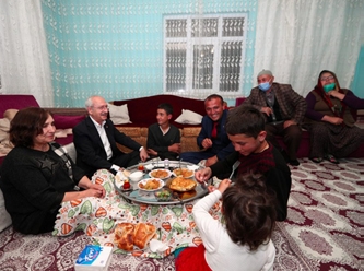 Kılıçdaroğlu linçten kurtulduğu köyde, iftar sofrasına oturdu