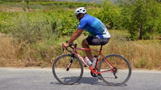 Ahmet Dönmez tek bacakla bisiklet sürerek hayata tutunuyor