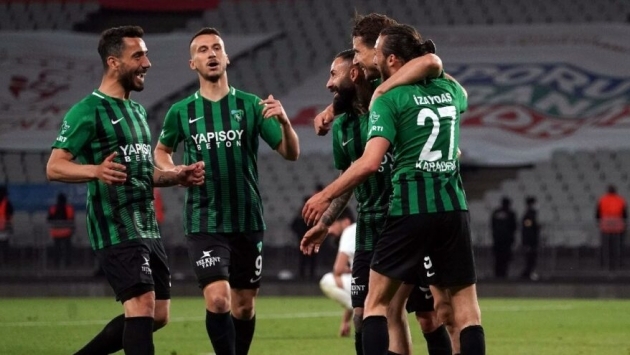 Sakaryaspor’u 4-0 yenen Kocaelispor 11 yıl sonra TFF 1. Lig’e yükseldi
