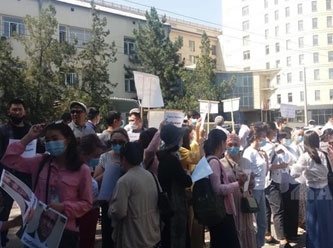 Orhan İnandı için Kırgızistan ayakta : Kalabalık Meclis binası önünde toplandı