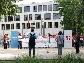 Berlin'deki Türkiye Büyükelçiliği önünden Dünya'ya çağrı: Orhan İnandı bulunsun