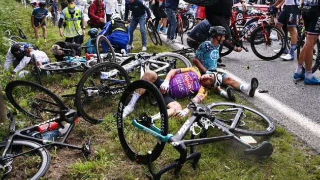 Fransa Bisiklet Turu’nda akılalmaz olay! Pankart açan seyirci…