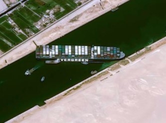 O gemi tam 106 gün sonra Süveyş Kanalı'ndan ayrıldı