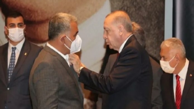 HDP’den istifa eden belediye başkanı AKP’ye geçti, rozetini Erdoğan taktı