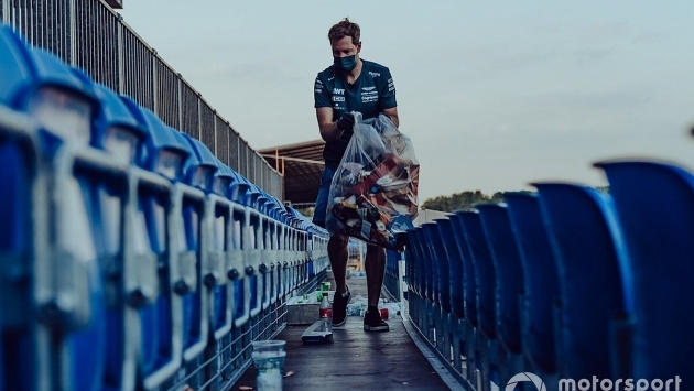 Formula 1 pilotu Sebastian Vettel, yarış sonrası tribünde çöp topladı