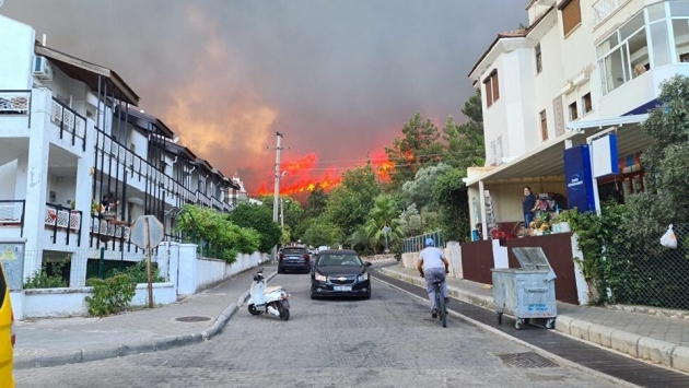 Marmaris’te de yangın çıktı: Alevler, yerleşim alanlarına 100 metre uzakta