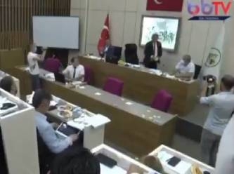 CHP'li Bolu Belediye Başkanı Tanju Özcan AKP'li üyelere çay fırlattı