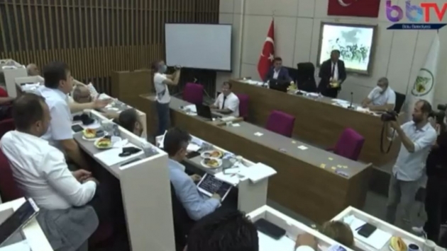 Bolu Belediye Başkanı Tanju Özcan, AKP'li üyelere çay fırlattı