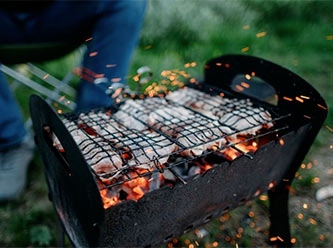 Milli Park'ta piknikçiler mangal, gelin ve damat meşale yaktı