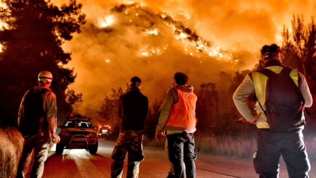 Yunanistan'da orman yangınları sürüyor: 'Kıyamet gibi'