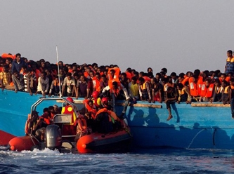Denizin ortasında ölümle pençeleşen 800 göçmen için iyi haber