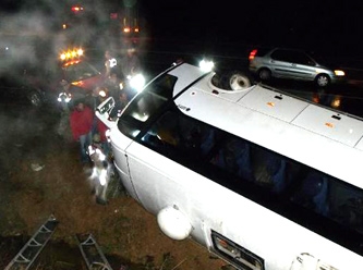 Uşak'ta yolcu otobüsü devrildi: Çok sayıda yaralı var