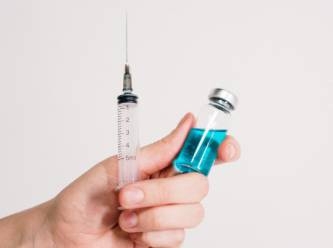 Almanya'da binlerce kişiye Covid-19 aşısı yerine tuzlu su enjekte edilmiş