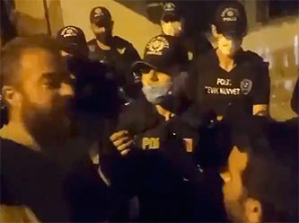 Saldırganlara polis yol gösterdi: Sessiz olun, parça parça hareket edin