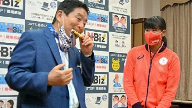 Japon belediye başkanının ısırdığı olimpiyat madalyası değiştirilecek