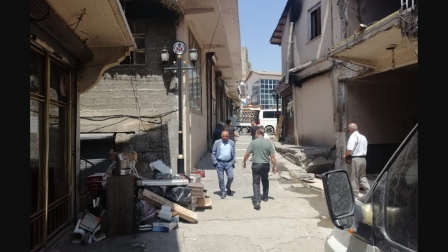 Bitlis'te yıkıma karşı çıkan esnafın kapıları polis eşliğinde söküldü