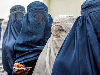 Taliban'dan kadınlara: Bir süre evden çıkmayın çünkü...