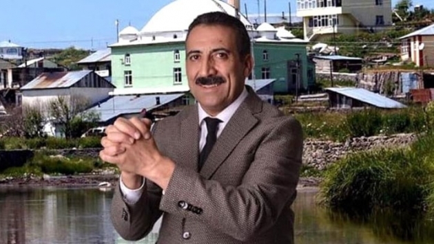 Yol sorununa çare arayan vatandaş sopasını, AKP’li belediye başkanı silahını çekti!