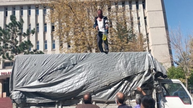 Erzurum Adliyesi önünde intihar girişimi: Benzin döküp kendini yakmak istedi