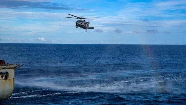 ABD donanmasına ait helikopter okyanusa düştü