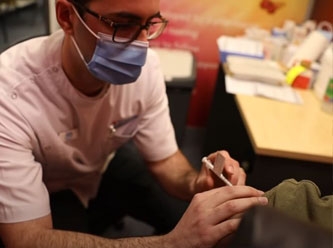 Dünyada ilk: COVID aşısını herkese zorunlu yaptılar