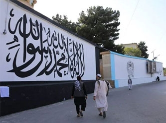Taliban'dan ABD'nin terk ettiği büyükelçiliğe özel duvar yazısı