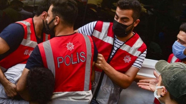 Polis 'Barınamıyoruz' eylemi ile yurt isteyen öğrencileri gözaltına aldı