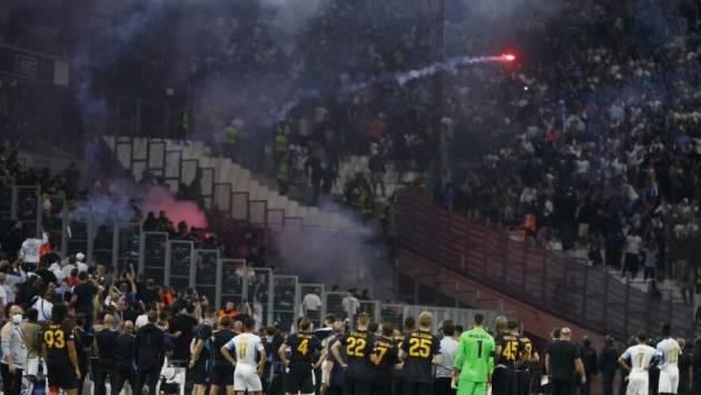 Marsilya-Galatasaray maçı tribündeki olaylardan dolayı 10 dakika durdu