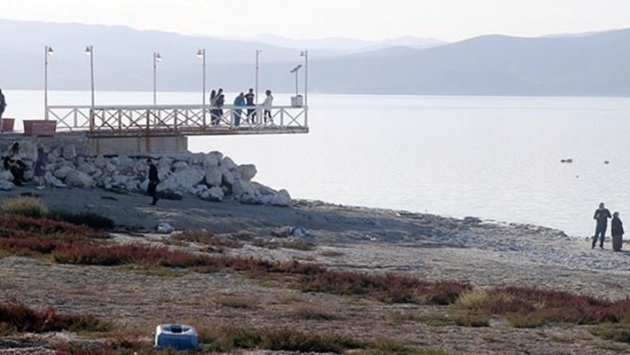 Burdur Gölü’nün suyu iskeleden 2 metre uzaklaştı