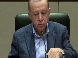 Erdoğan'dan dikkat çeken hareket: Gazetecilerin sorularına önündeki kâğıda bakarak cevap verdi