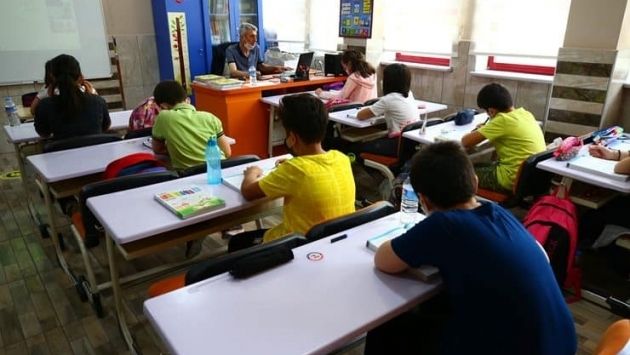 Eğitim bakanı: Covid-19 nedeniyle 2 bin 225 sınıf kapandı