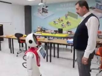 AKP'li başkan kendisine, dalkavuk robot yaptırdı