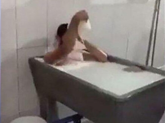 Tepki çeken süt banyosuna mahkemeden beraat çıktı