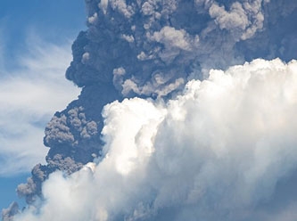 Japonya'daki Aso Yanardağı'nda patlama: İşte patlama anı