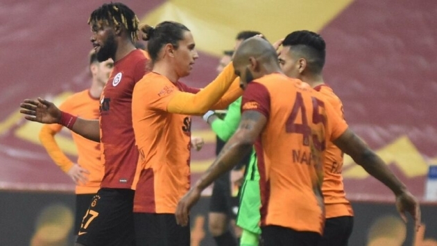 Galatasaray’da üç imza birden
