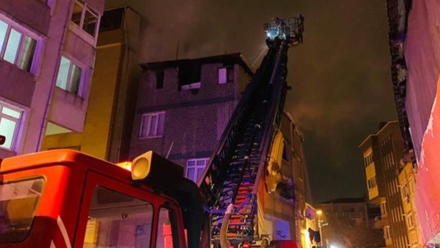 Yangında mahsur kalan 3 kişi 4. kattan atladı
