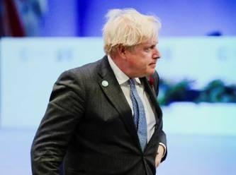 Boris Johnson, İklim Zirvesi'nde kiralık takım elbise giymiş