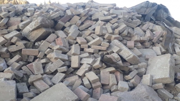 İddia: Afyon’da belediye sağlam parke taşlarını çöpe attı