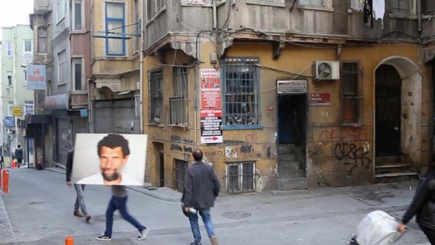 Osman Kavala portresi ile İstanbul sokaklarında dolaştı